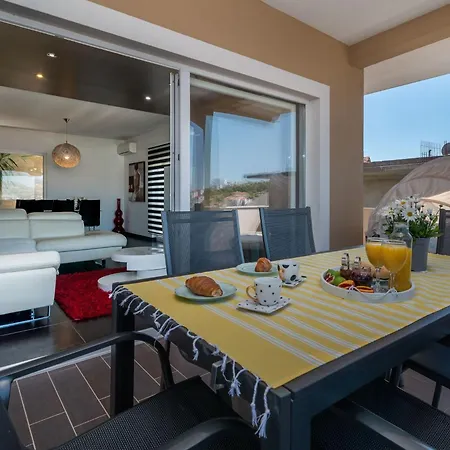 Modernes Mit Gartennutzung- Einer Gross By Interhome