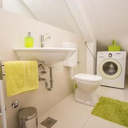 Modernes Mit Gartennutzung- Einer Gross By Interhome Lägenhet