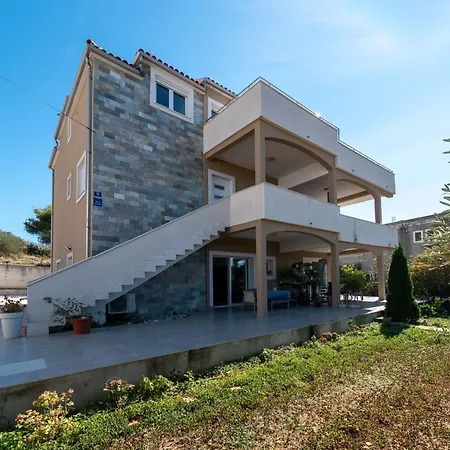 Modernes Mit Gartennutzung- Einer Gross By Interhome Lägenhet