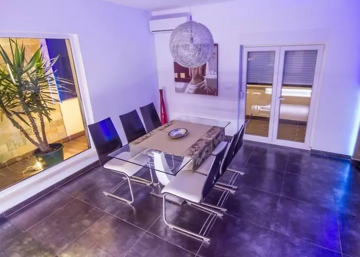 Modernes Mit Gartennutzung- Einer Gross By Interhome Appartement