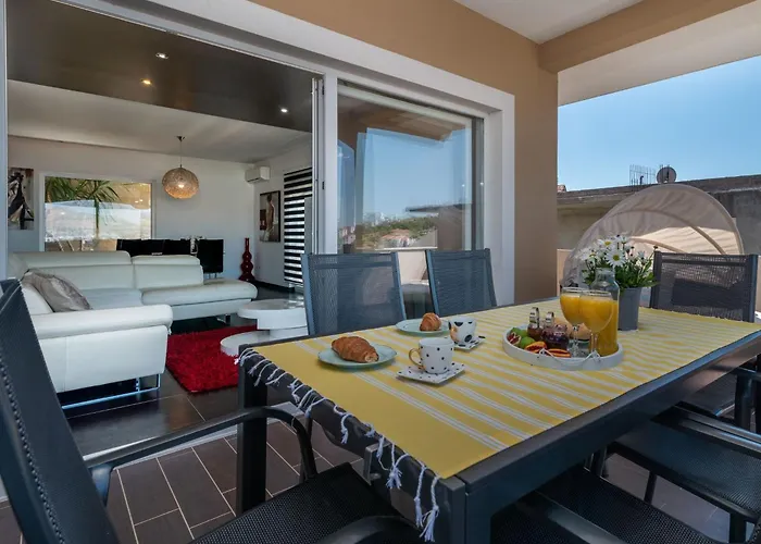 Modernes Mit Gartennutzung- Einer Gross By Interhome