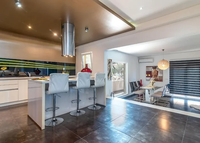 Modernes Mit Gartennutzung- Einer Gross By Interhome *