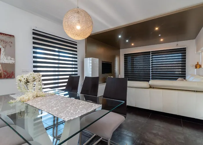 Appartement Modernes Mit Gartennutzung- Einer Gross By Interhome