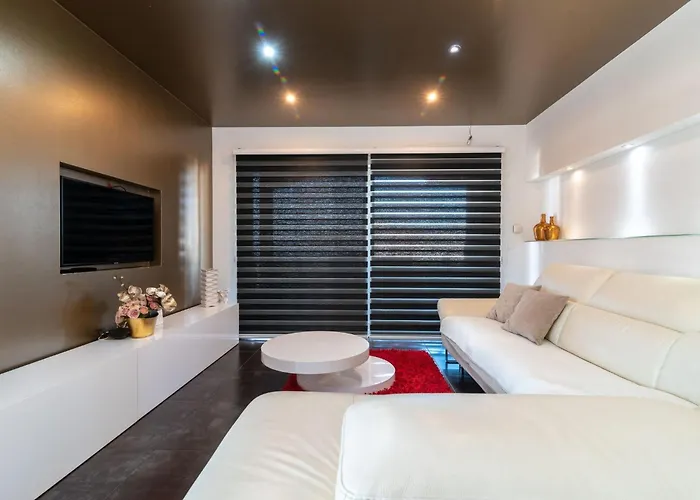 公寓 Modernes Mit Gartennutzung- Einer Gross By Interhome 特罗吉尔