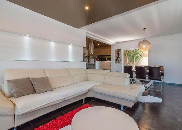 Modernes Mit Gartennutzung- Einer Gross By Interhome Appartement Trogir
