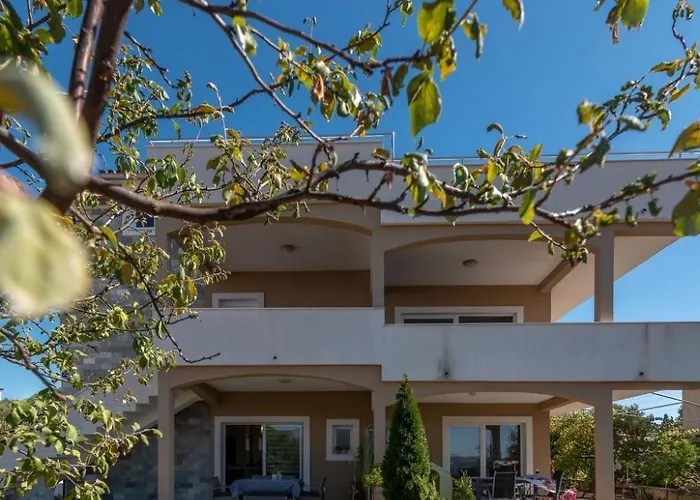 Appartement Modernes Mit Gartennutzung- Einer Gross By Interhome